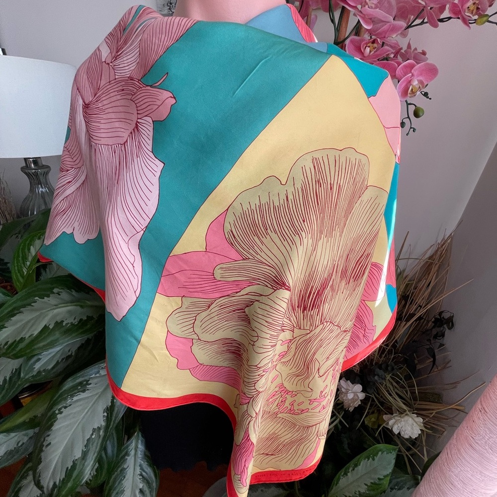 Hermès Stole Etude Pour Un Iris-Arc En Ciel silk scarf. - Picture 6 of 16